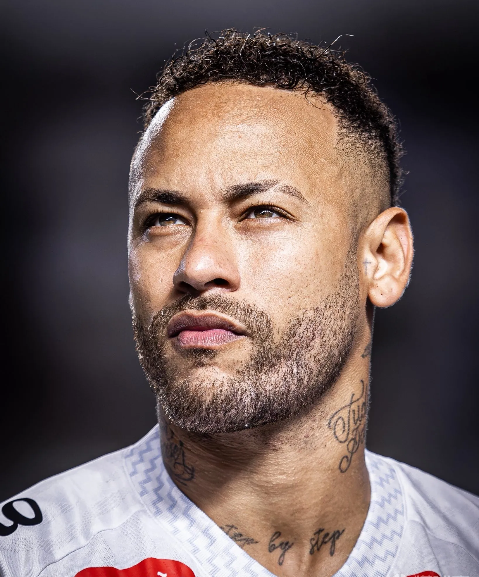 爱游戏全站-内马尔在阿森纳比赛中表现优异，锐不可当引发热议！